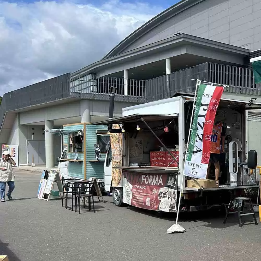 スタジアム前のキッチンカー並び