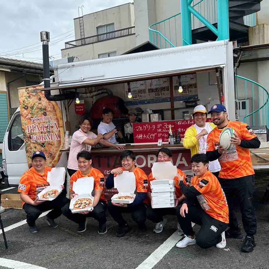 キッチンカーと選手たち